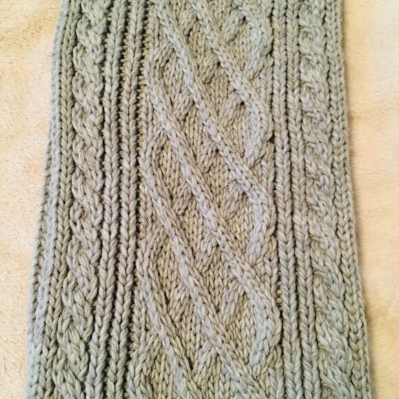 Cozy grey cable knit scarf - Picture 2 of 2